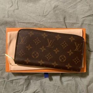 Authentic Louis Vuitton Zippy Wallet